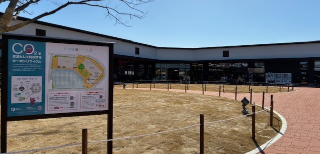 パーク内、多店舗（6店舗）と老舗スーパー